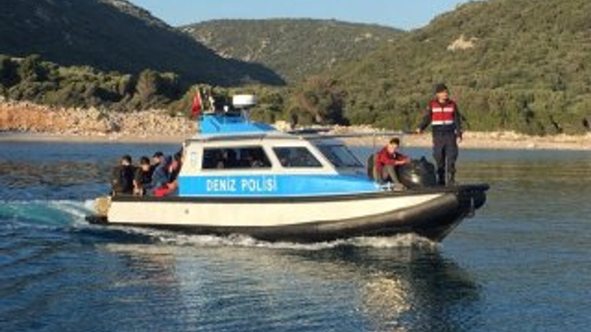 İzmir’de 28’i çocuk 60  kaçak göçmen yakalandı