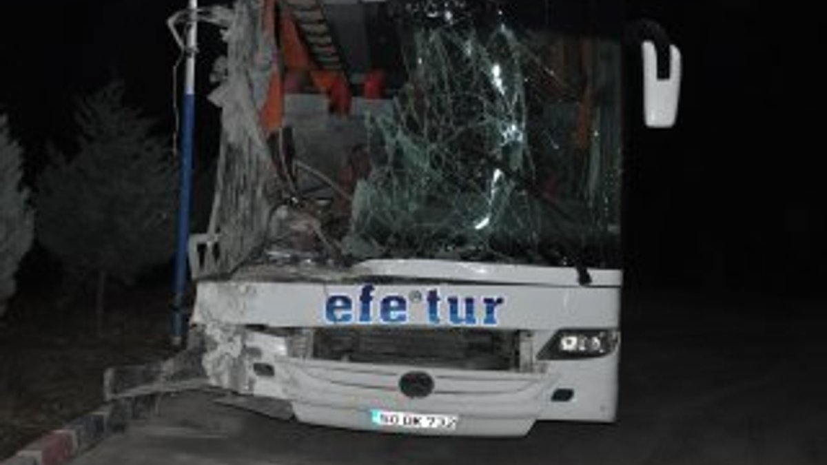Afyonkarahisar'da yolcu otobüsü kamyona çarptı