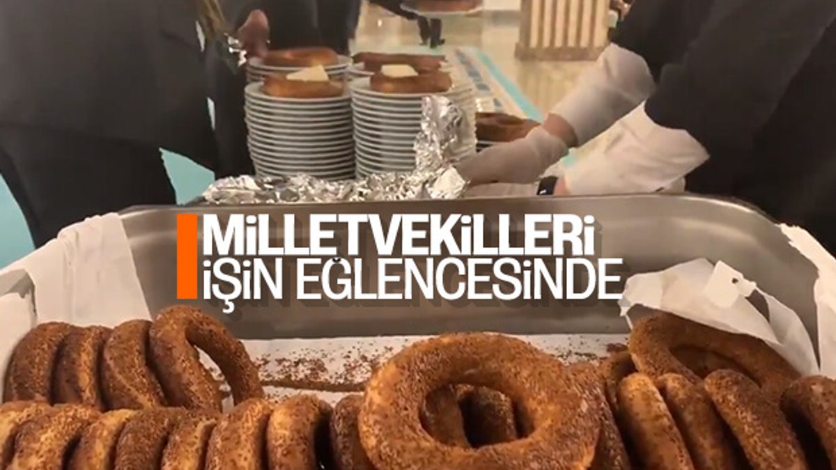 AK Partili vekiller Meclis'te simit ve boyoz dağıttı