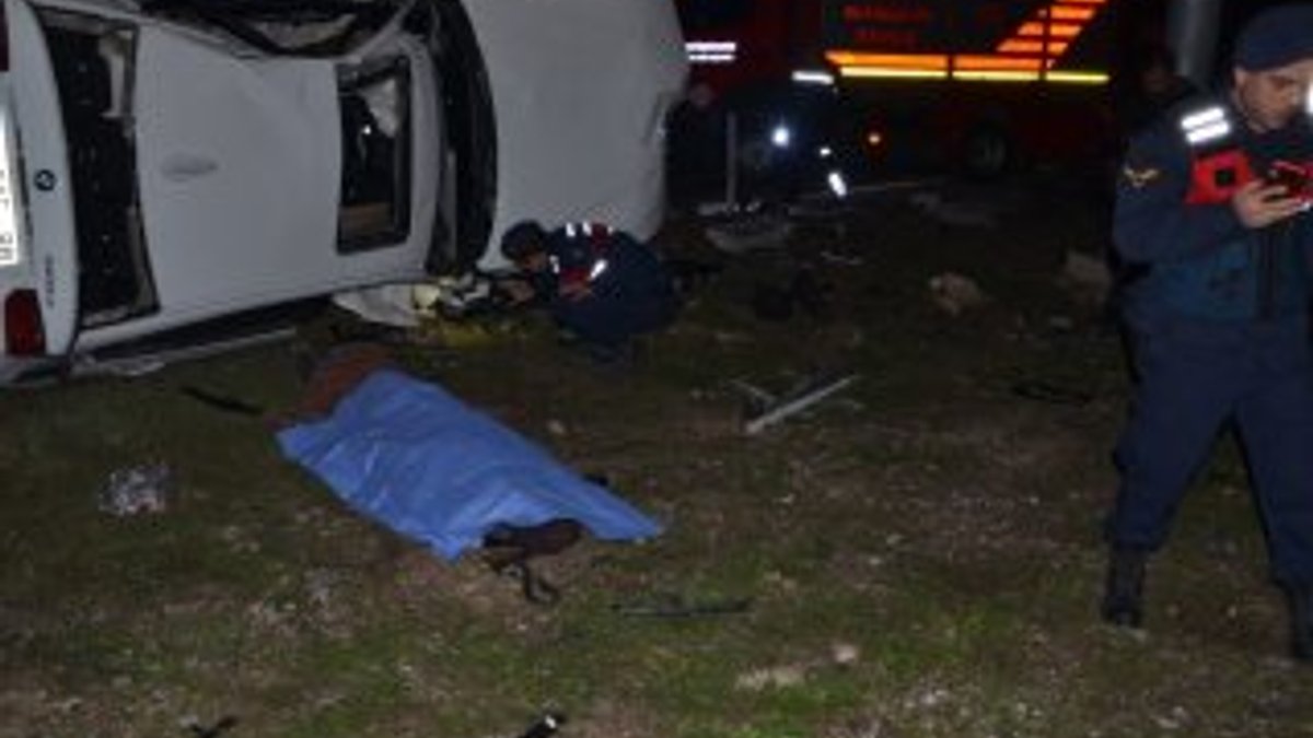 Adana'da iki otomobil kavşakta çarpıştı