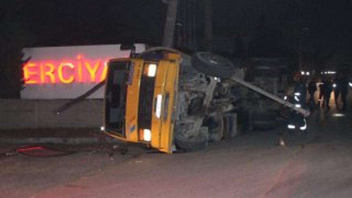 Düzce'de kamyon elektrik direğine çarptı