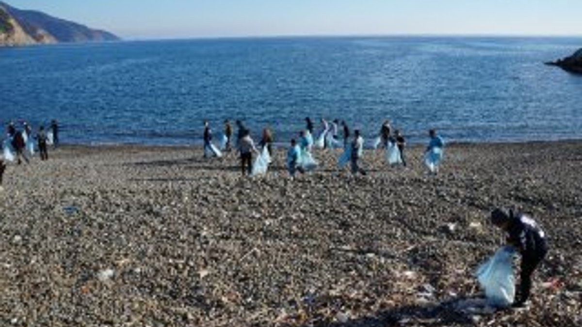 Muğla'da gençler sahili temizledi