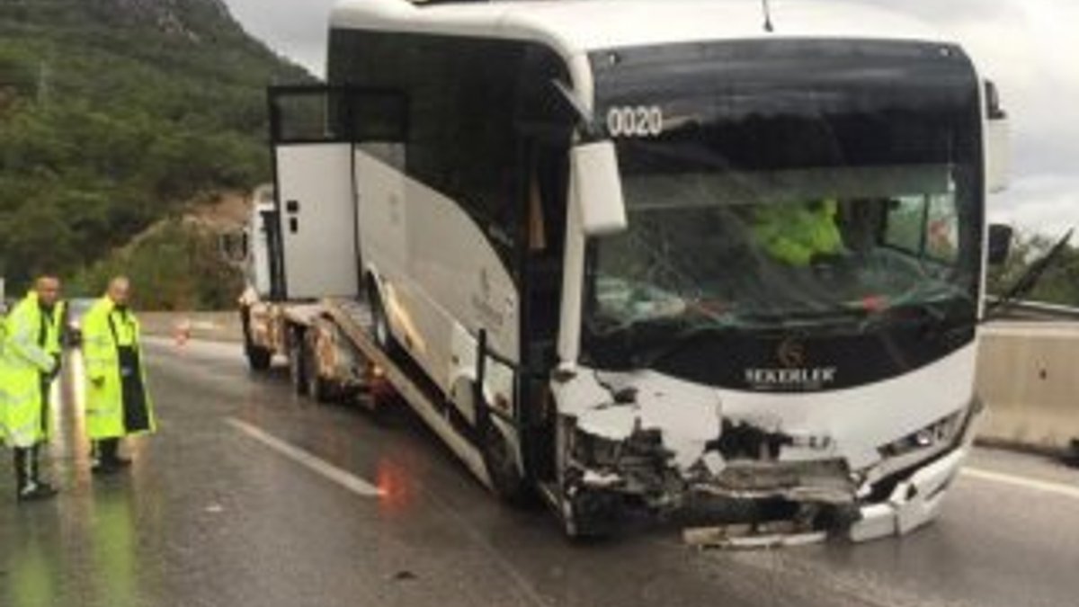 Antalya'da servis aracı kaza yaptı: 17 yaralı