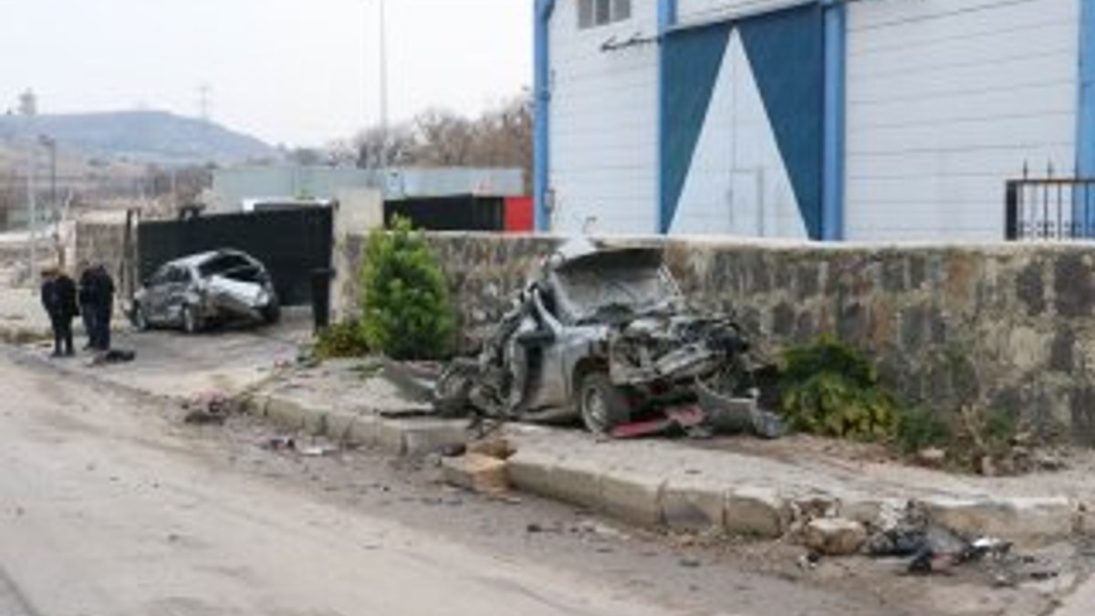 Gaziantep'te park halindeki tır, freni boşalınca 5 aracı biçti