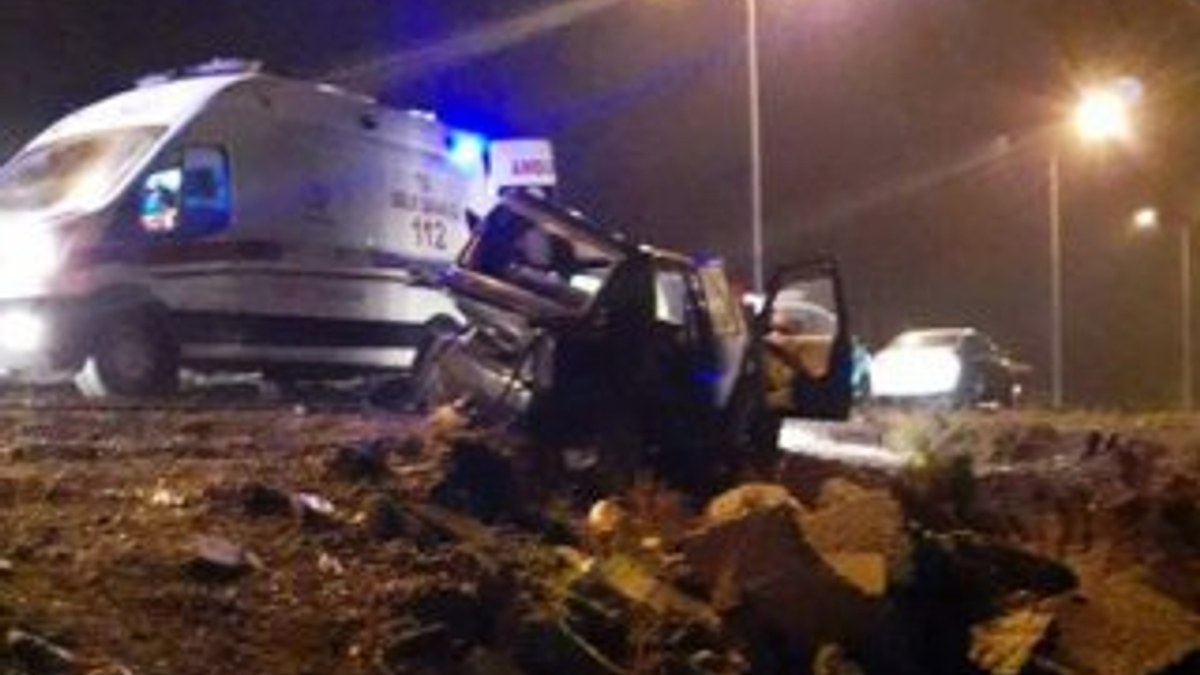 Gaziantep'te iki otomobil çarpıştı:1 ölü 3 yaralı