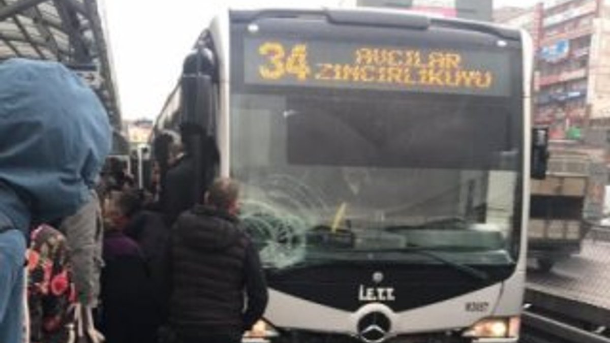 Şirinevler'de metrobüs yolcuya çarptı