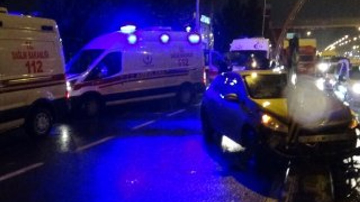 Diyarbakır'da otomobil refüje çarptı: 5 yaralı