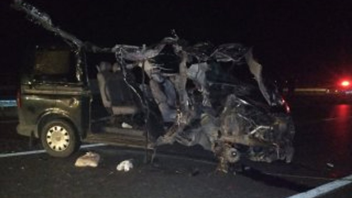 Bursa'da bir araç tıra arkadan çarptı: 2 ölü 1 yaralı