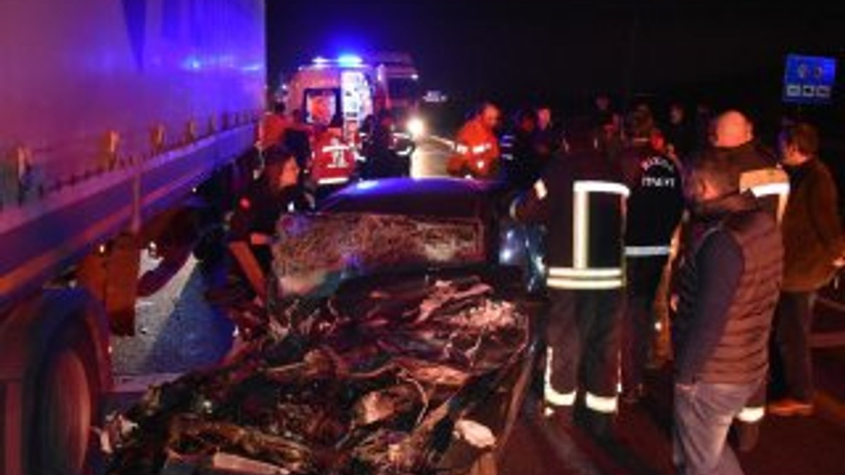 İzmir'de otomobil ile tır çarpıştı: 1 ölü