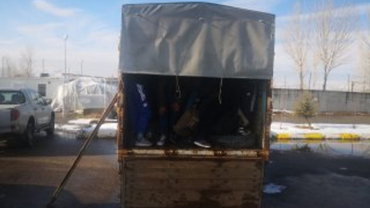 Van'da kamyon kasasında 63 kaçak göçmen yakalandı