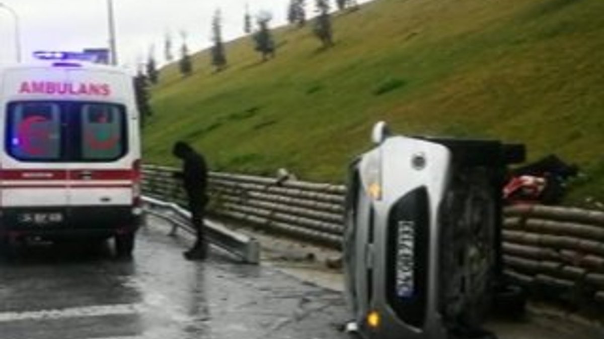 İstanbul'da TEM'de araç yan yattı :1 yaralı
