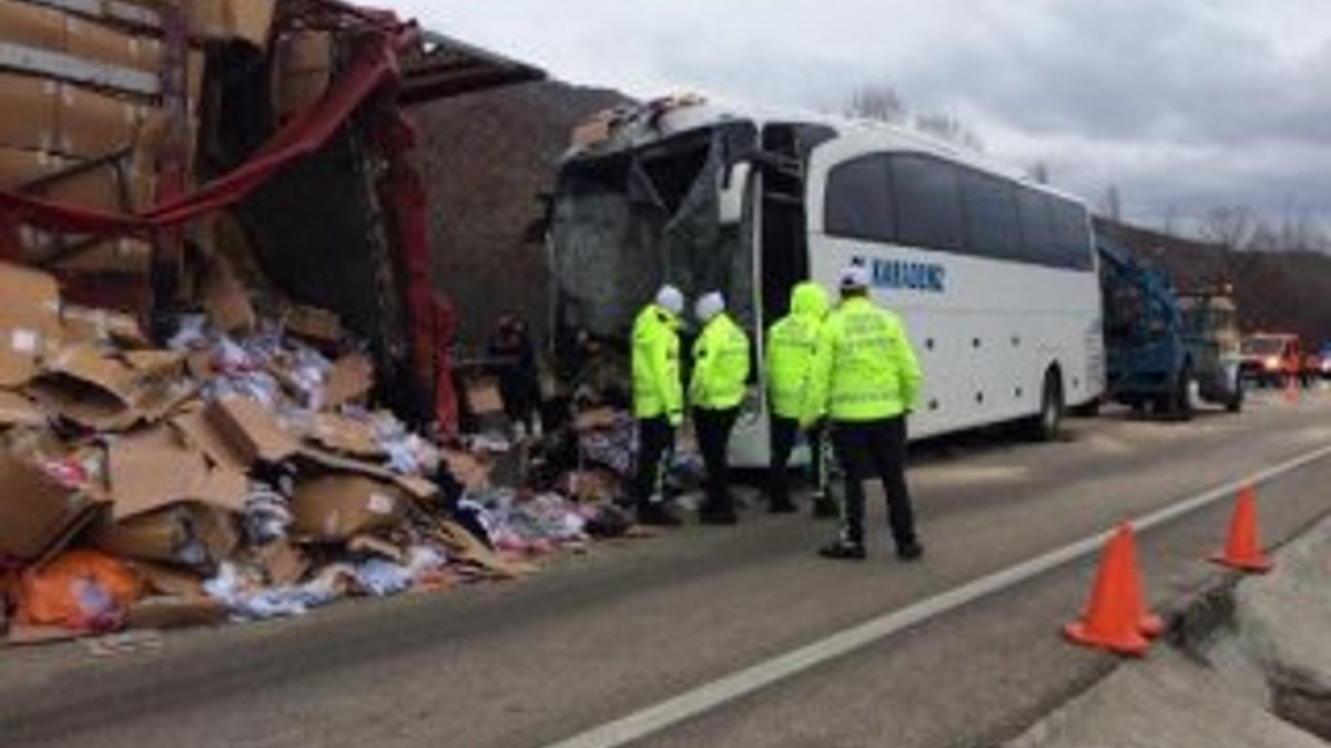 Çankırı'da otobüs tıra çarptı: 1 ölü 30  yaralı