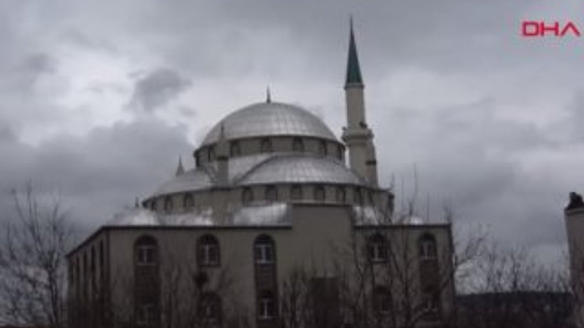 Arnavutköy'de minare fırtınaya zor dayandı
