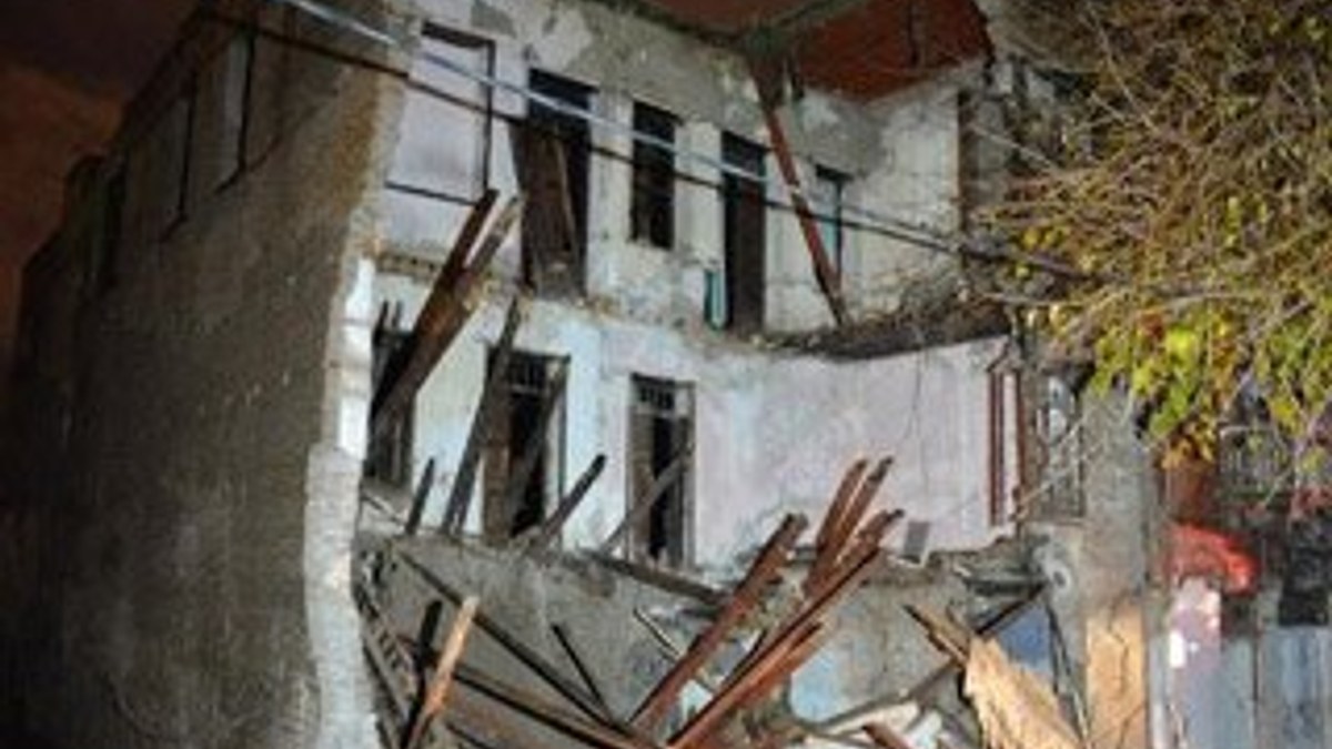 Adana'da 3 katlı boş bina çöktü