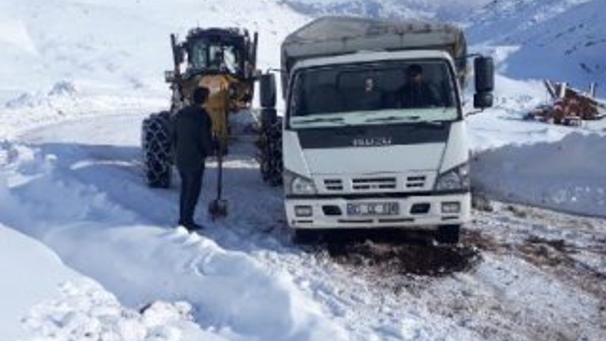 Siirt'te kardan kapanan köy yollları açıldı