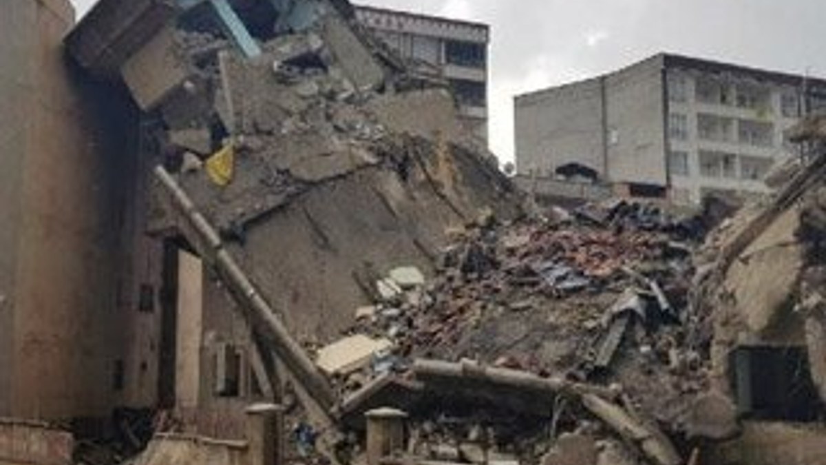 Siirt'te yıkılan bina yan yattı