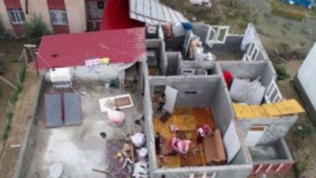 Adana'da hortumda çatıları uçan aile
