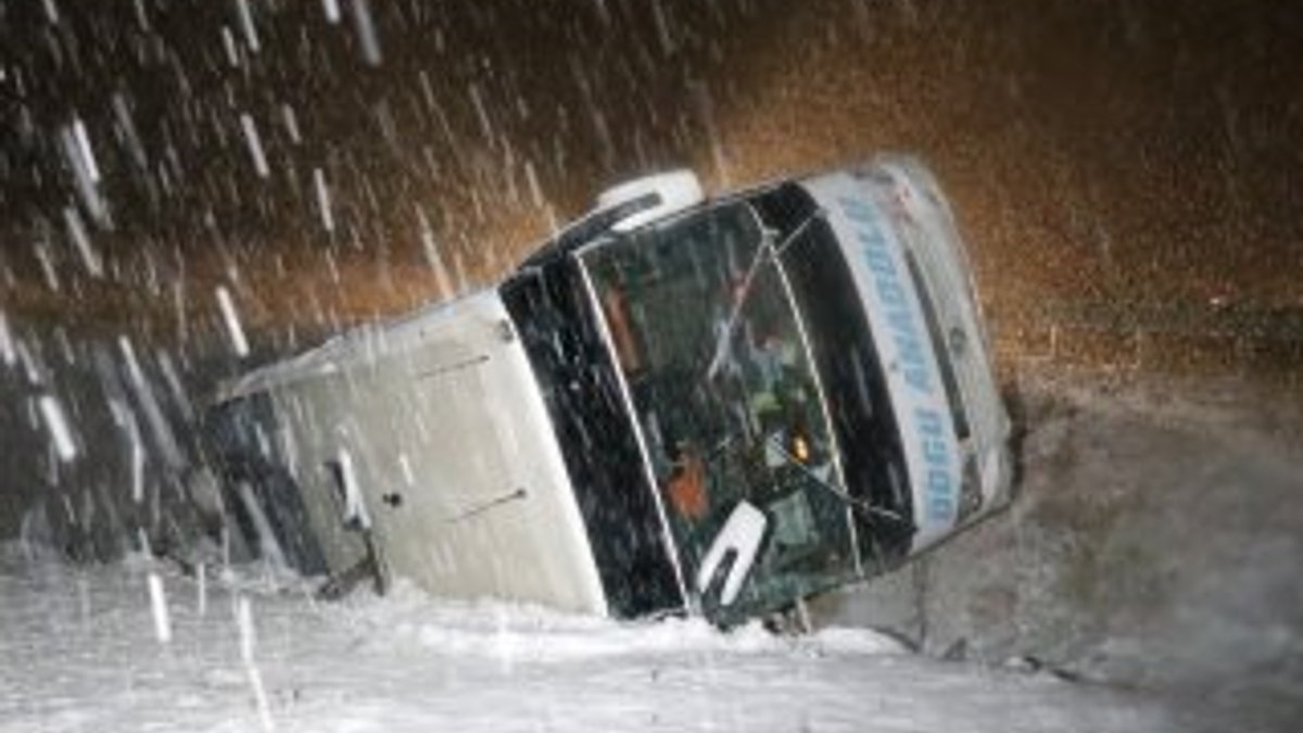 Erzincan'da yolcu otobüsü devrildi