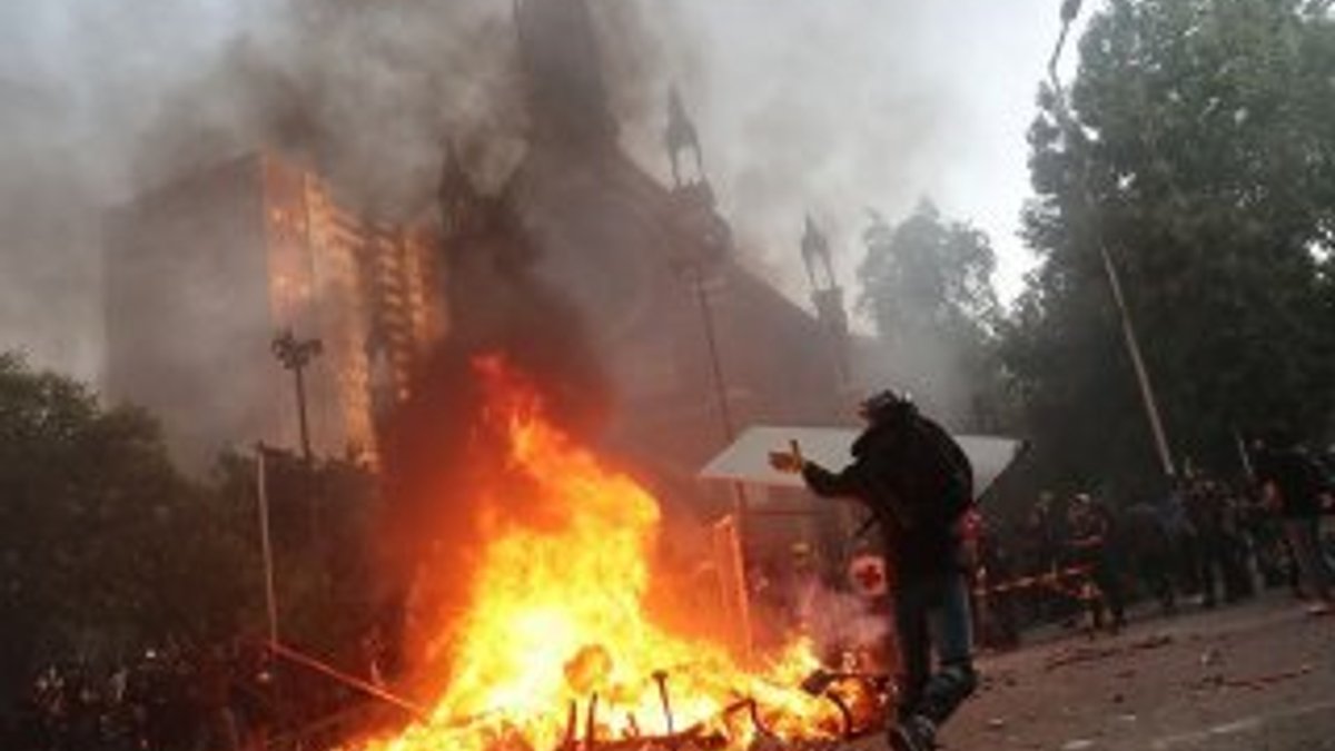 Şili'de kiliseyi yakan göstericilere, polis müdahale etti