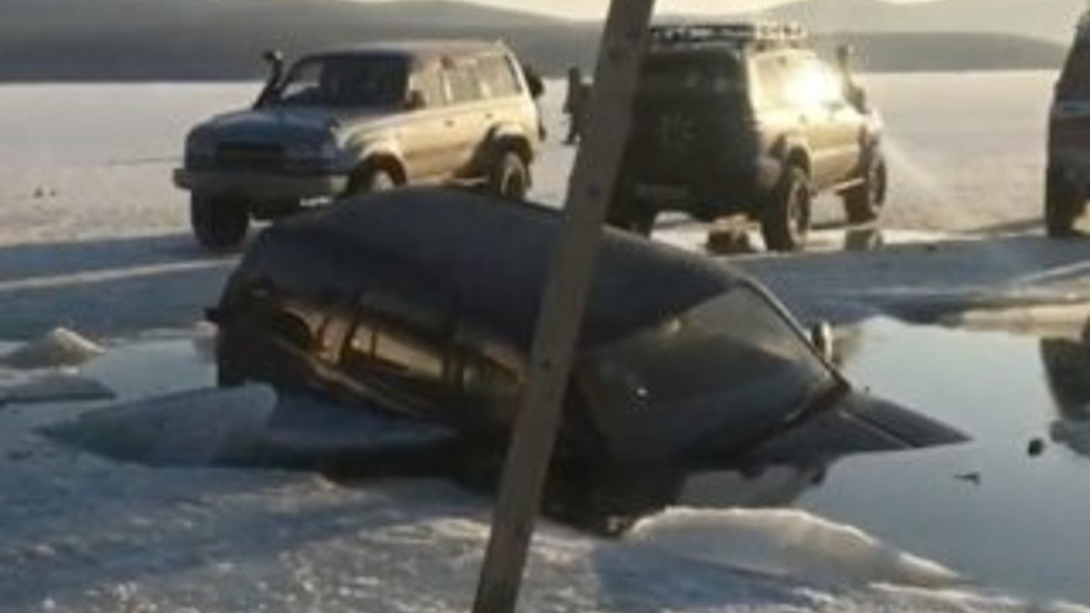 Rusya’da 45 araç buza gömüldü