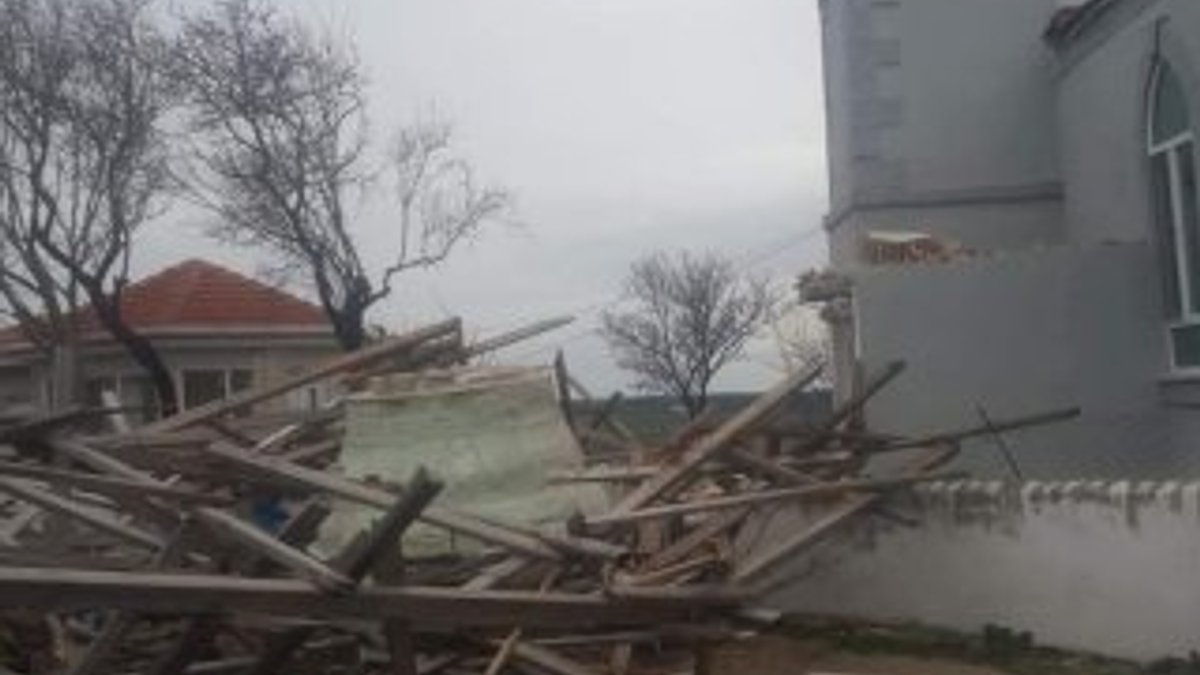 Edirne'de rüzgar nedeniyle caminin minaresi yıkıldı