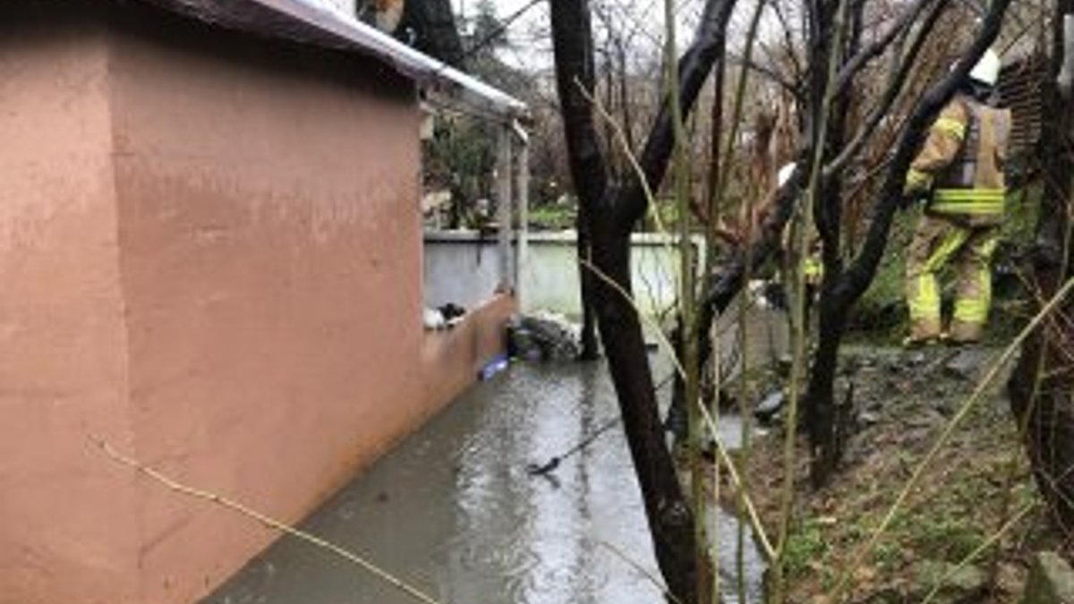 Ümraniye’de sağanak yağış nedeniyle evi su bastı