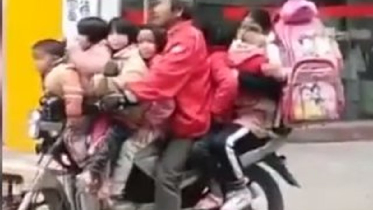 Çin'de 8 kişilik okul servisi gibi motosiklet