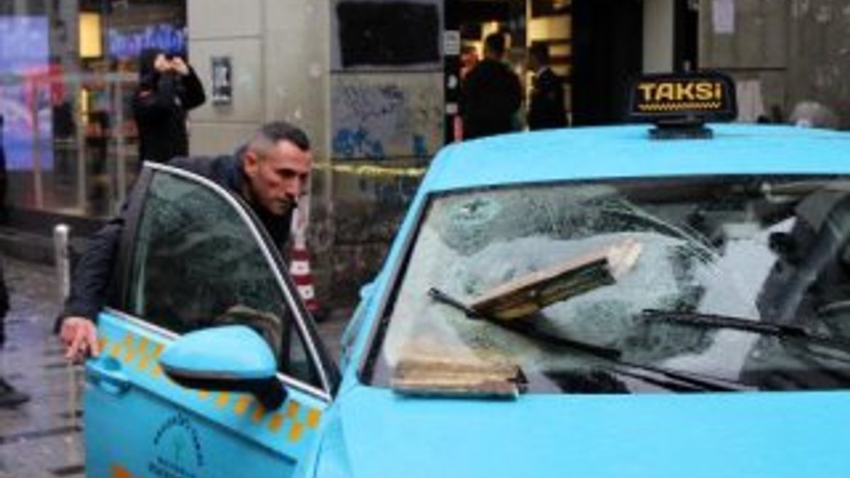 İstiklal'de binadan kopan beton taksinin camına saplandı