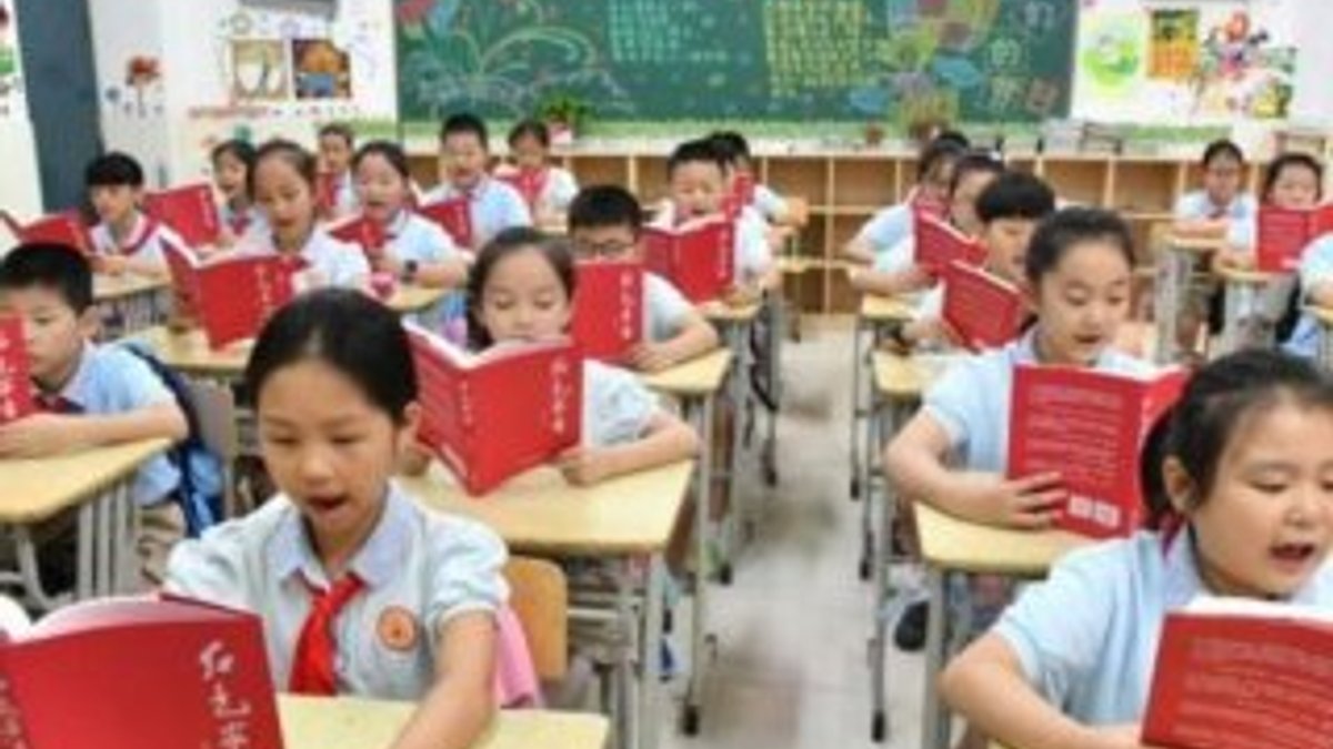 Çin'de orta dereceli okullarda yabancı kitaplar yasaklandı