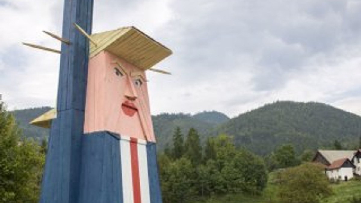 Slovenya'da Trump'ın heykelini yaktılar