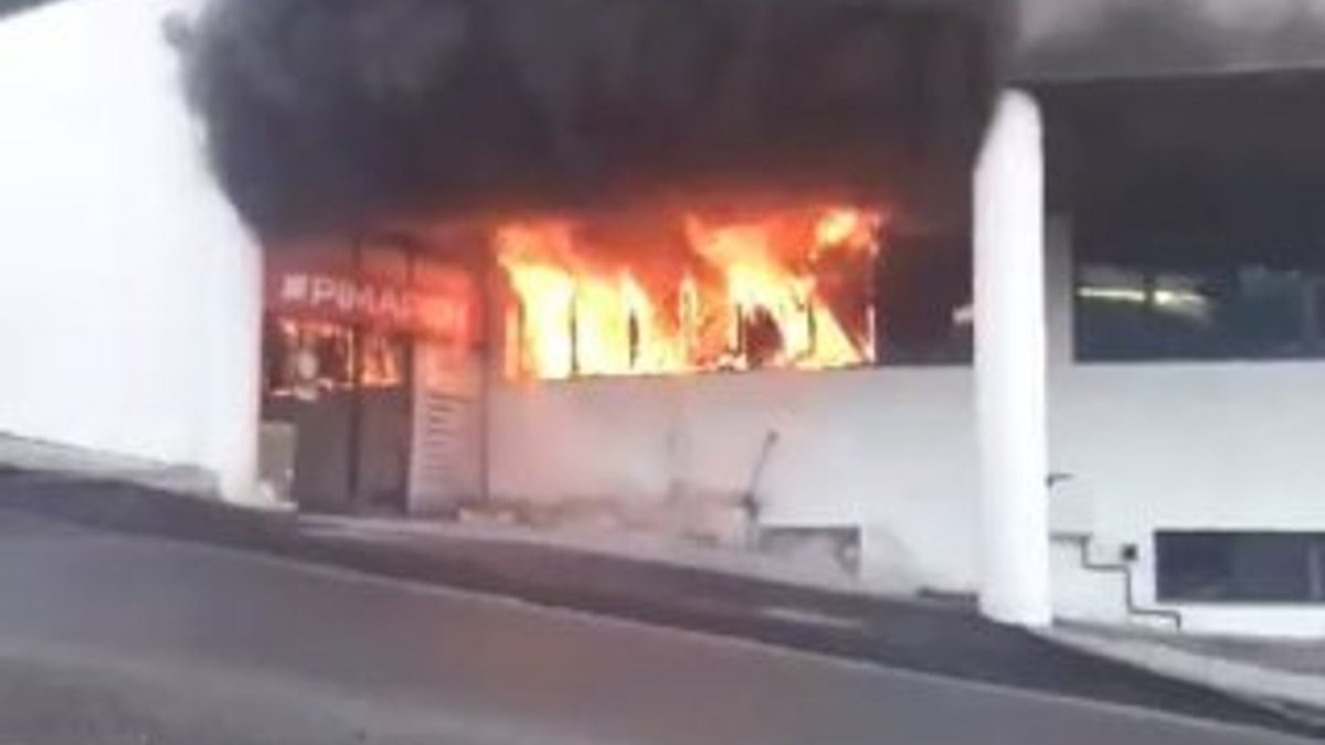 Okulun alt katındaki iş yeri yandı, öğrenciler çıkarıldı