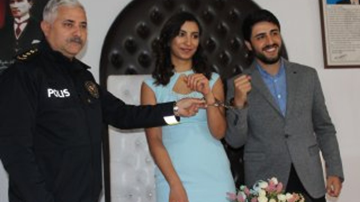 Emniyet müdürü polis çifte nikahlarında kelepçe taktı