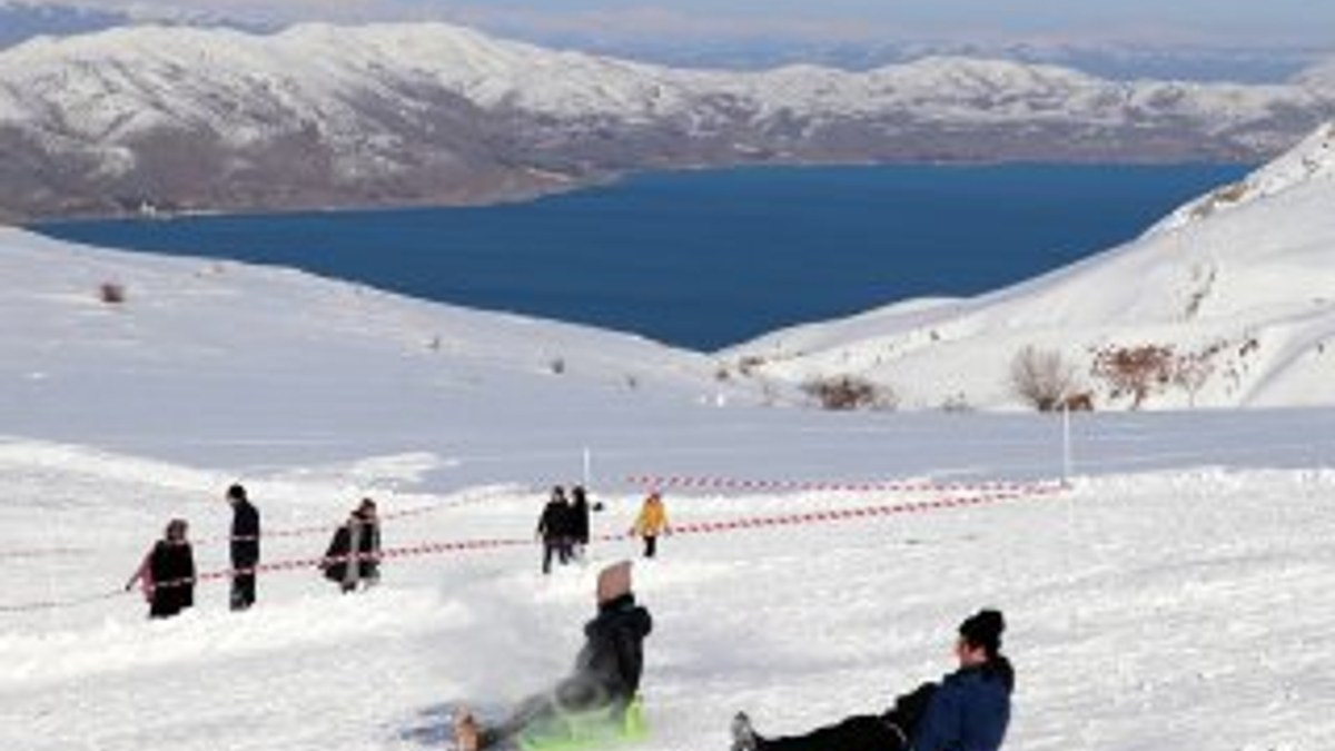 Elazığ'da göl manzaralı kayak merkezinde sezon açıldı