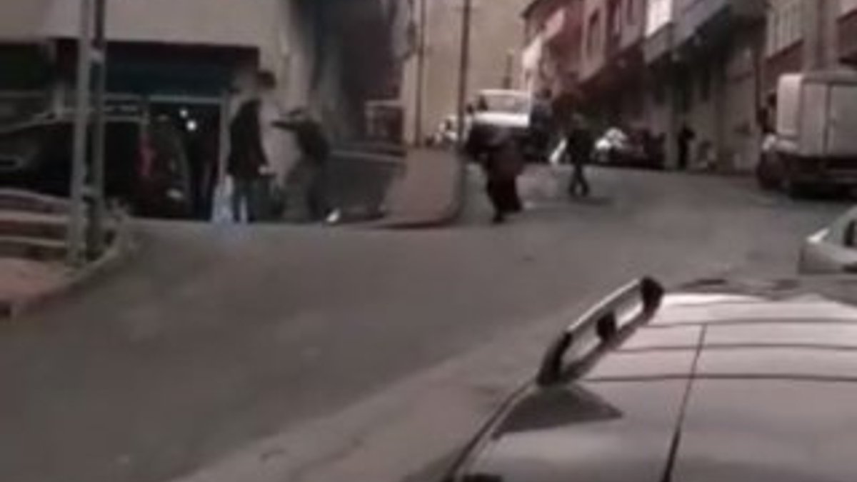 Gaziosmanpaşa’da sokak ortasında kadını sopayla dövdü