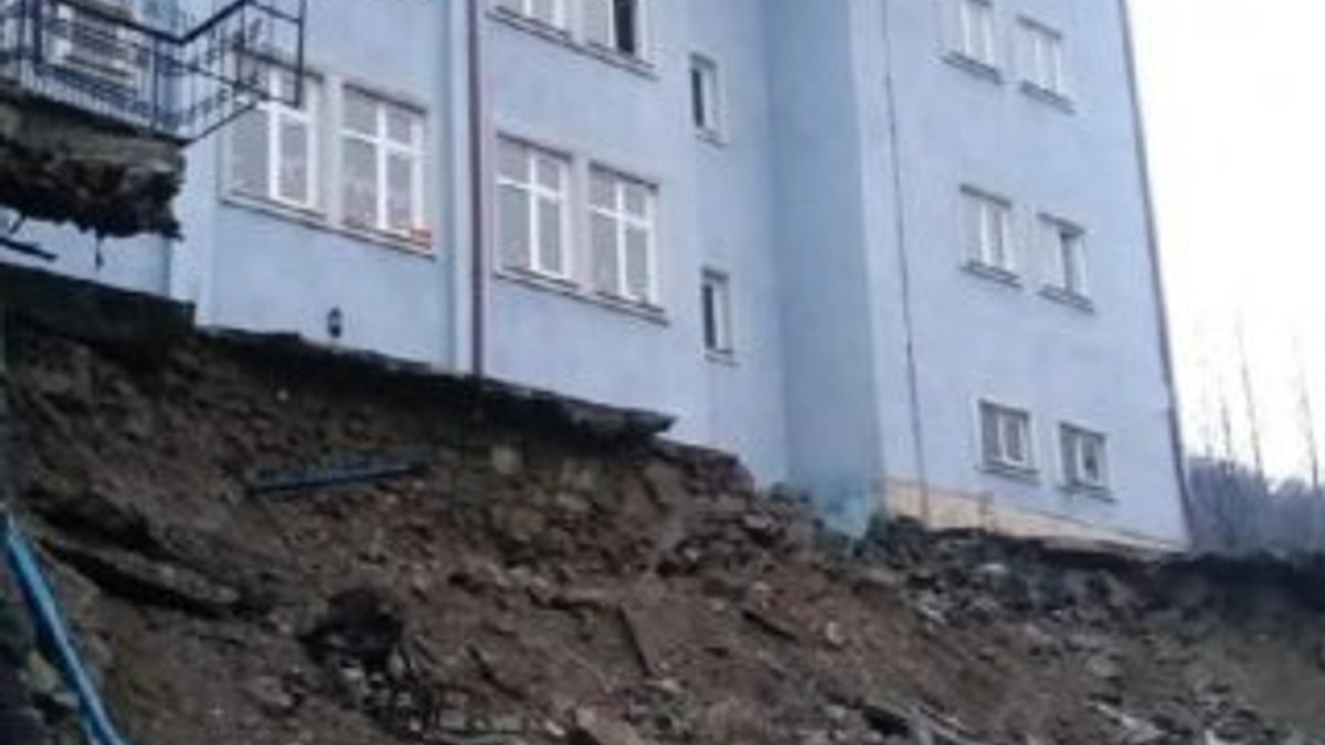 Trabzon'da okulun istinat duvarı çöktü