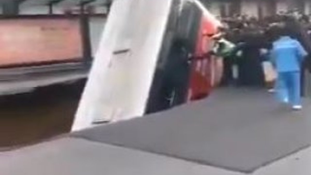 Çin'de yolcu otobüsü çöken yola düştü: 6 ölü 16 yaralı