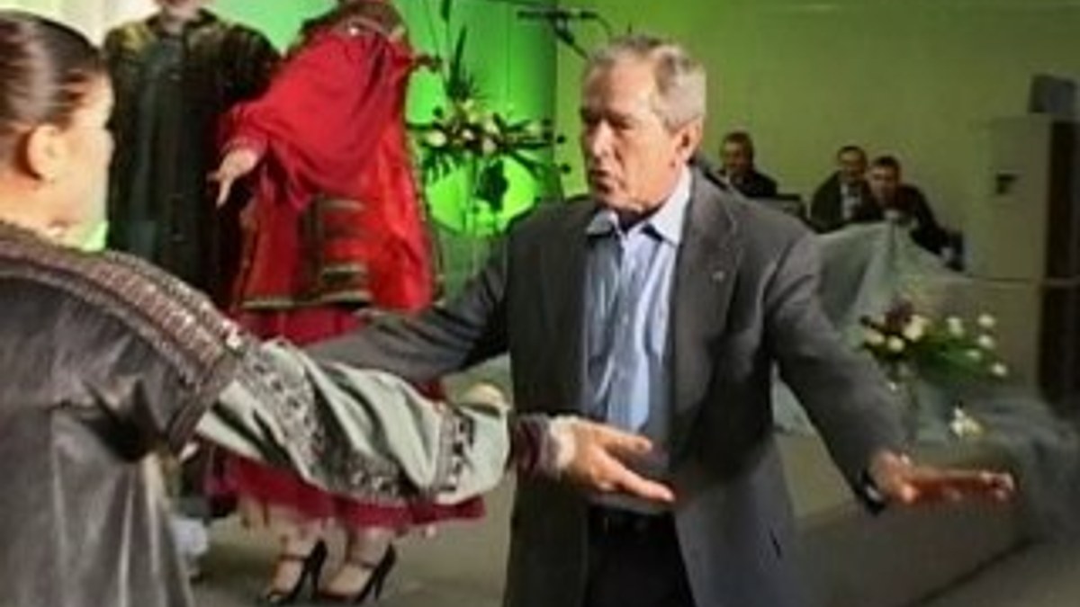 Putin ile Bush'un Rus kızlarıyla dansı