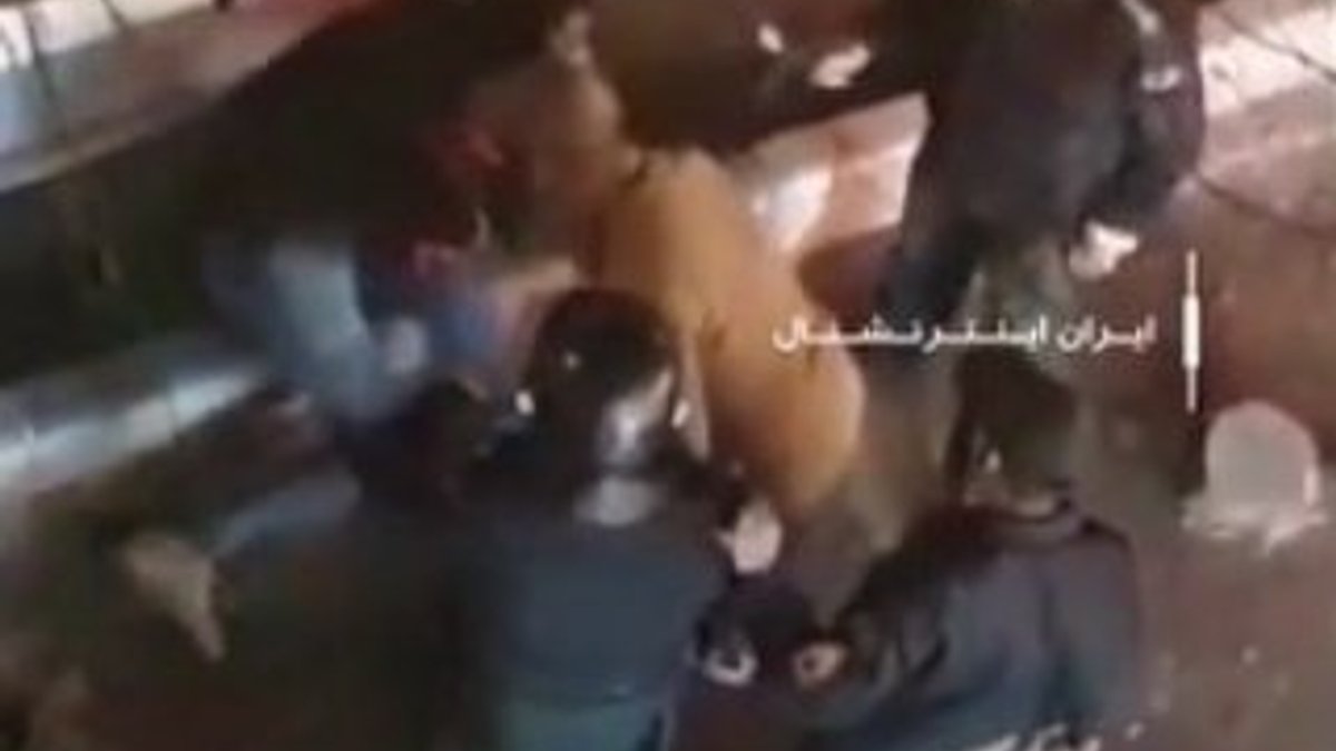 İran polisinden protestoculara coplu elektroşoklu saldırı
