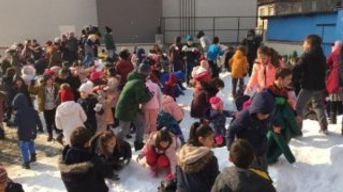Bursa'da öğrenciler için okul bahçesine kar taşındı
