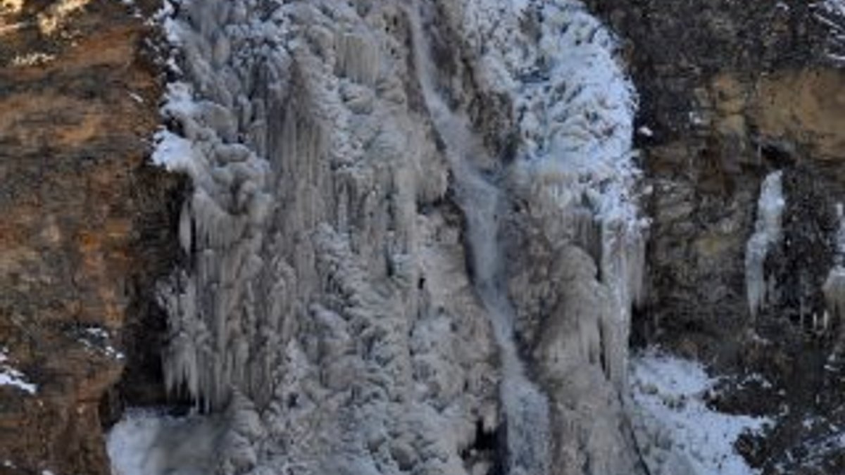 Kars'ta soğuk havada şelale dondu