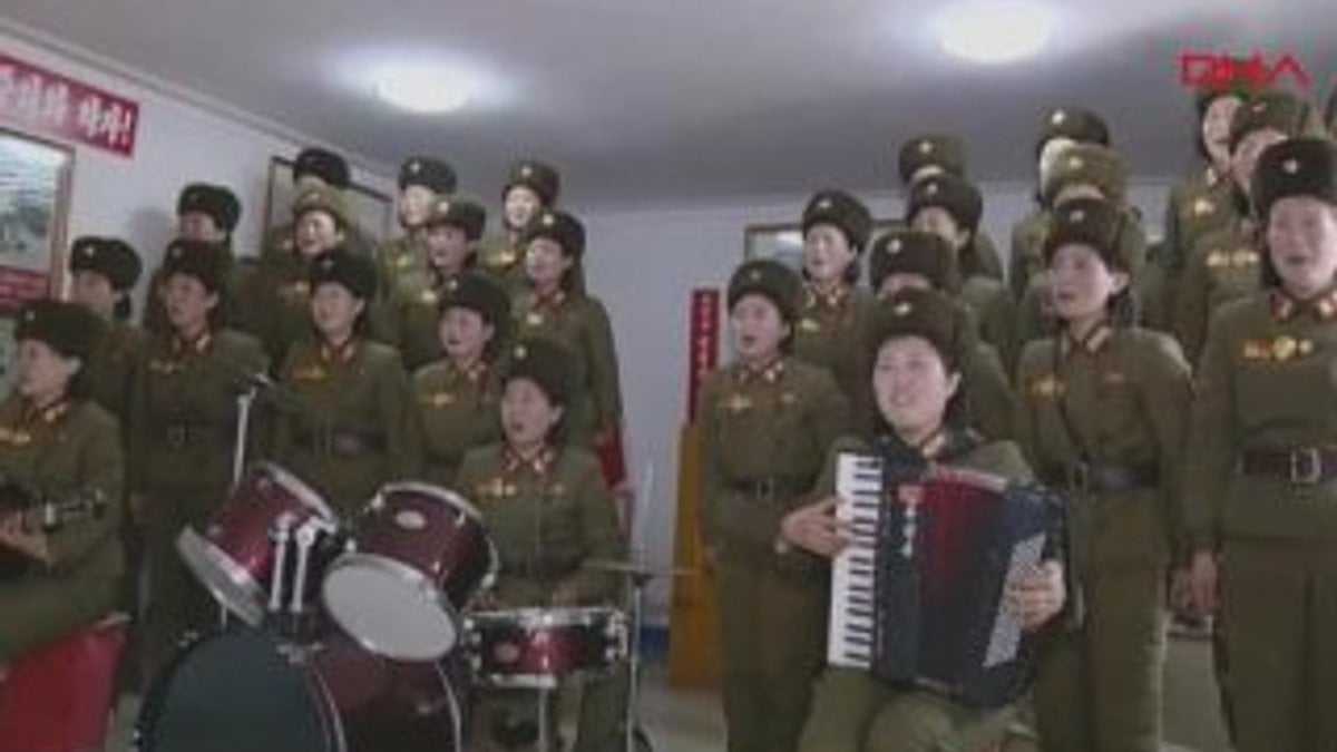 Kadın askerleri Kim'e konser verdi