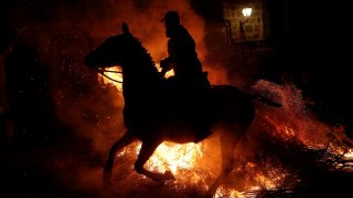 Atlar, kötülüklerden arındırılmak için ateş üzerinde yürütüldü