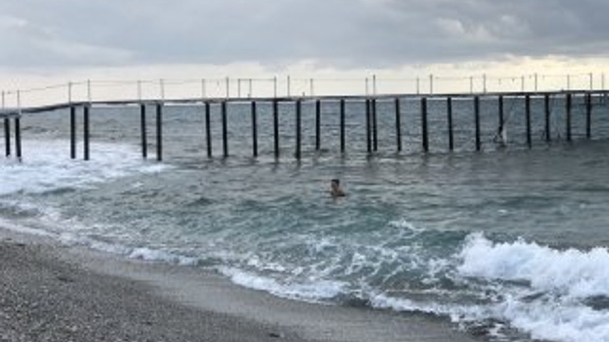 Antalya'da Rus turistler soğuk havaya aldırmadı