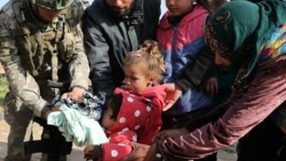 Türk askerinden Tel Abyad'daki çocuklara yardım