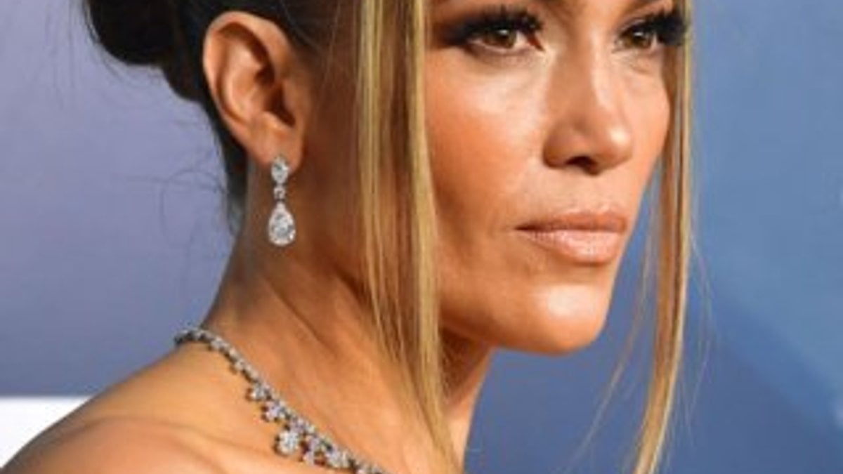 Jennifer Lopez geceyi takılarıyla aydınlattı