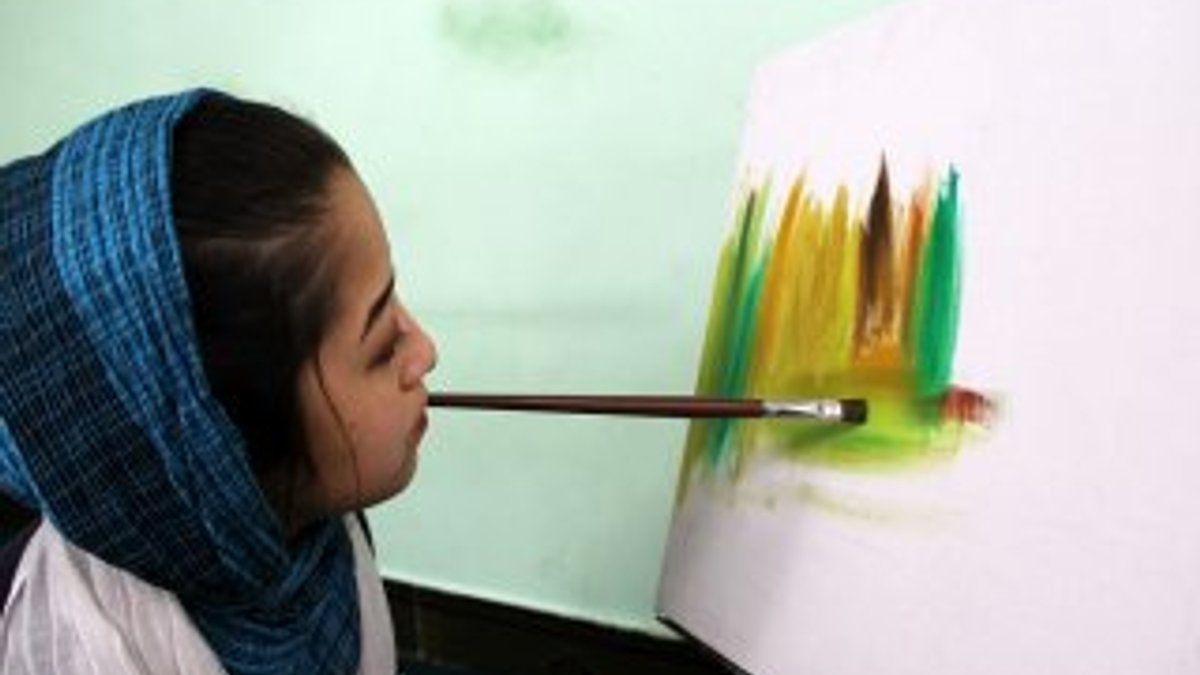 20 yaşındaki genç kız ağzıyla çizdiği resimleri satıyor