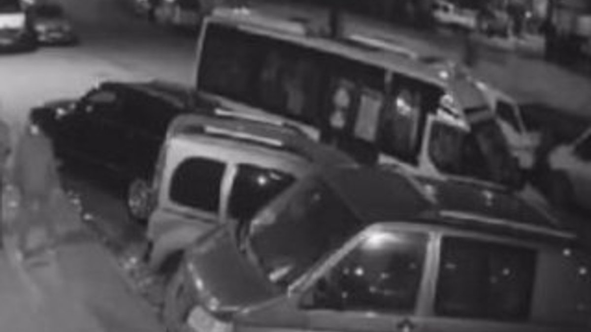 Uyuyakalan minibüs şoförü araçlara çarptı