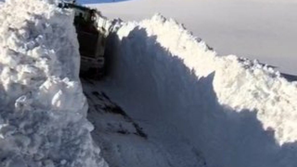 Yüksekova'da metrelerce kar var