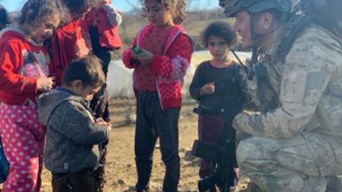 Diyarbakır'da Türk askerinden çocuklara yardım
