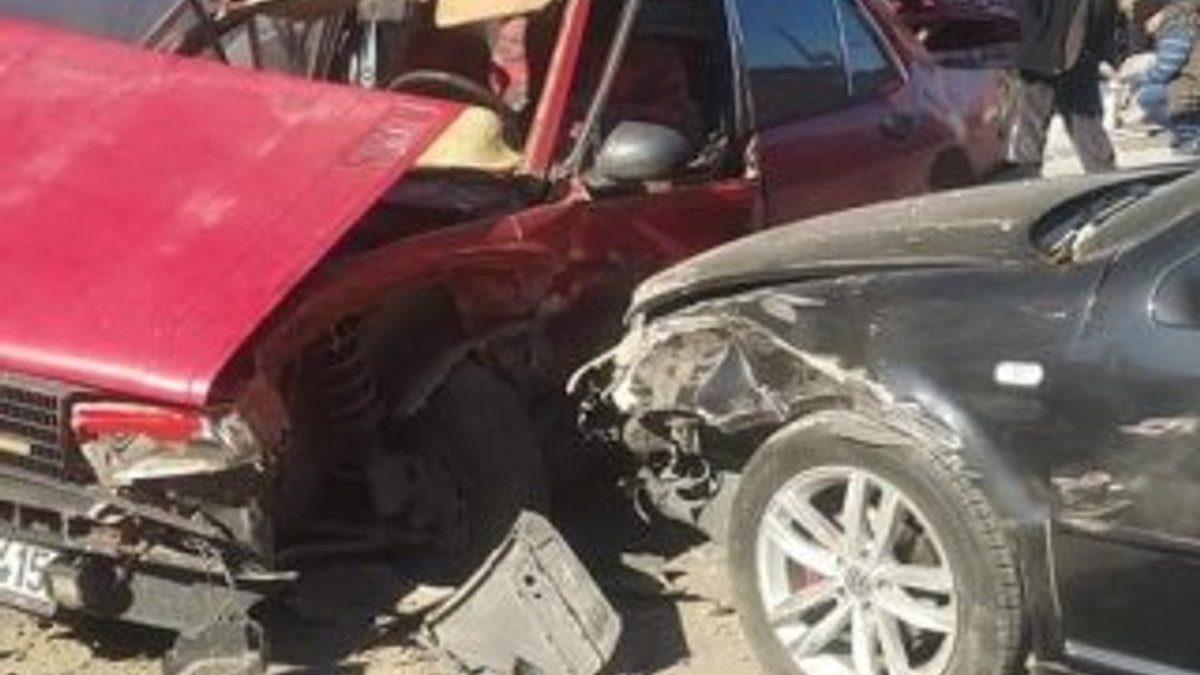 Alkollü sürücü kırmızı ışıkta bekleyen araçlara çarptı